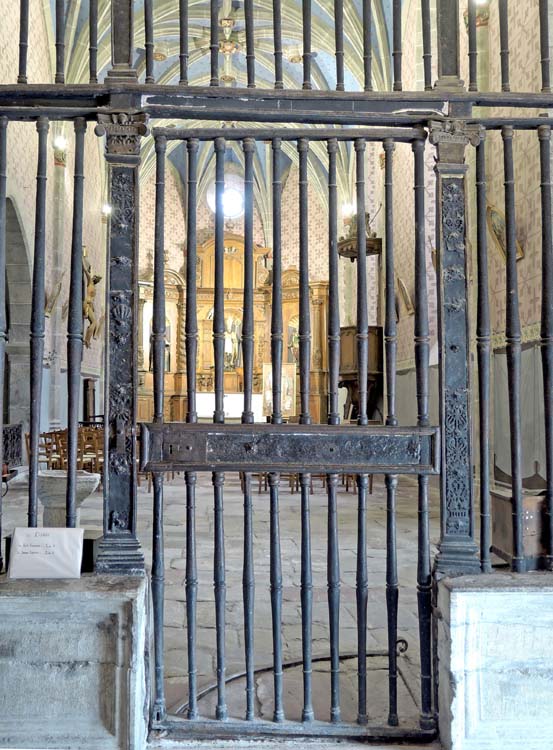 Grille de clôture séparant le narthex de la nef : vantail, ensemble depuis le narthex