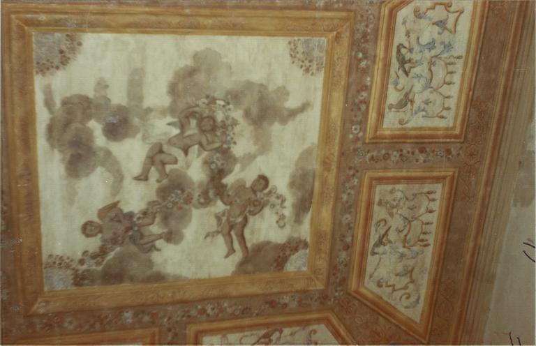 plafond de l'escalier du cloître, restauration 1973, vue de détail angelots et guirlandes de fleurs