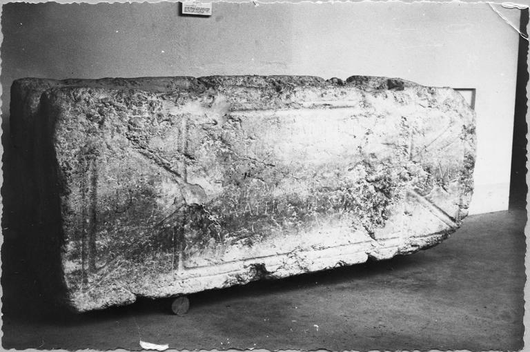 sarcophage de Bellius Atticianus Victorius, pierre, vue d'ensemble de la face par la gauche