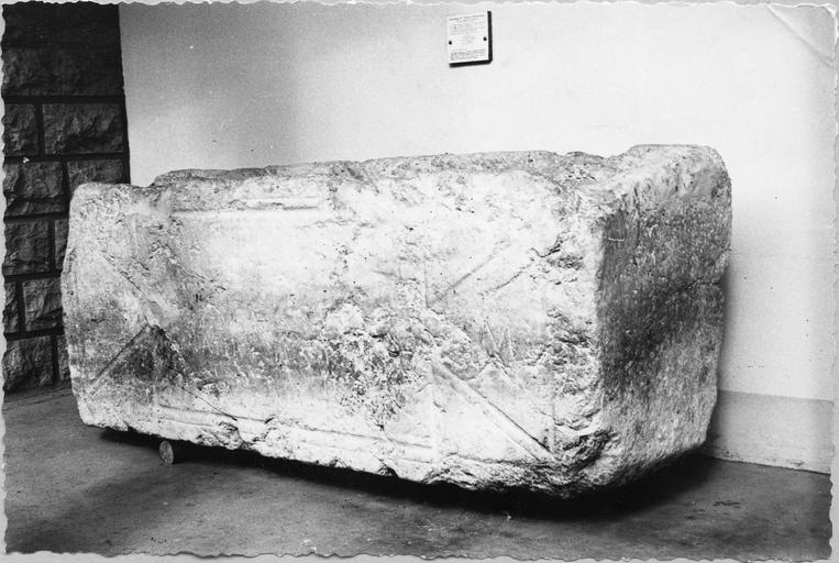 sarcophage de Bellius Atticianus Victorius, pierre, vue d'ensemble de la face par la droite