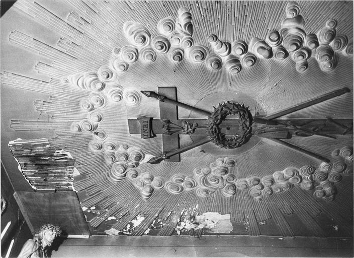 décor de plâtre ou stuc au plafond (instruments de la passion dans une nuée rayonnante) - © Ministère de la Culture (France), Médiathèque du patrimoine et de la photographie (objets mobiliers), tous droits réservés