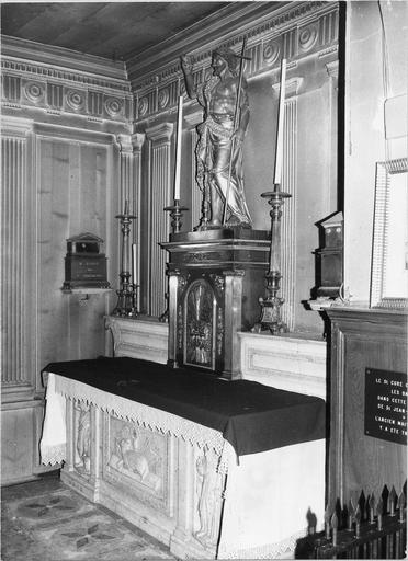 maitre-autel, tabernacle en cuivre destiné à Saint-Sulpice à Paris, statue de Saint Jean-Baptiste en bois peint et doré, chandeliers en métal jaune boiseries avec pilastres cannelés et frise classique