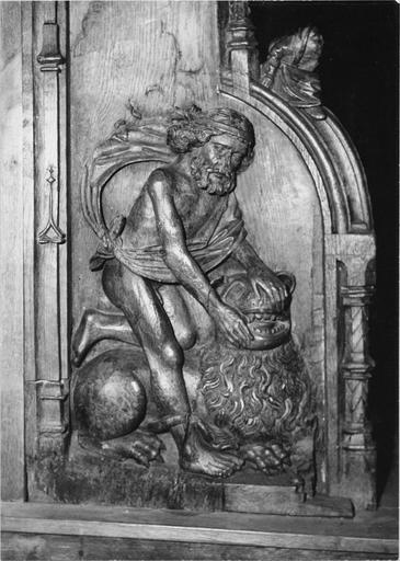 stalles du choeur, bois sculté, 1512, détail du décor sculpté, homme combattant un lion