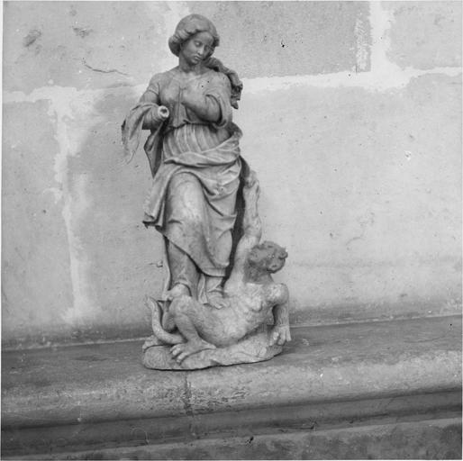 tombeau de Marguerite de Bourbon, statue ange terrassant un démon