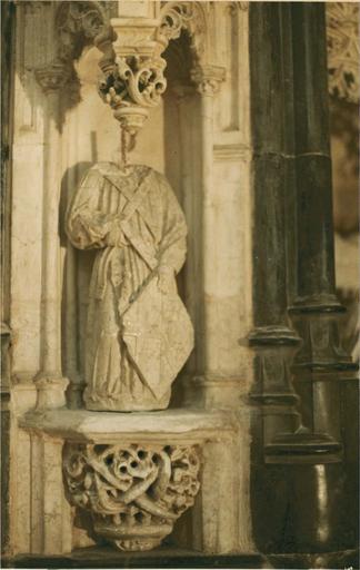 retable des sept joies, albâtre, fin 15e siècle, détail sculpture figure masculine acéphale - © Ministère de la Culture (France), Médiathèque du patrimoine et de la photographie (objets mobiliers), tous droits réservés