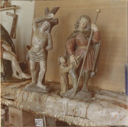 groupe sculpté : saint Roch montrant sa plaie à un ange, bois peint, 15e siècle, et saint Sebastien - © Ministère de la Culture (France), Médiathèque du patrimoine et de la photographie (objets mobiliers), tous droits réservés