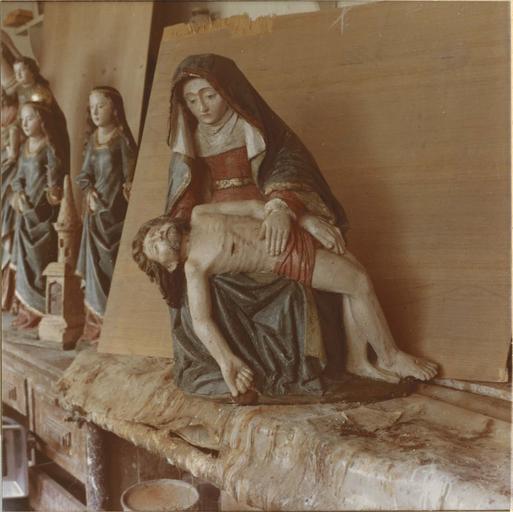 groupe sculpté : Vierge de pitié, bois peint, 16e siècle, vue de face