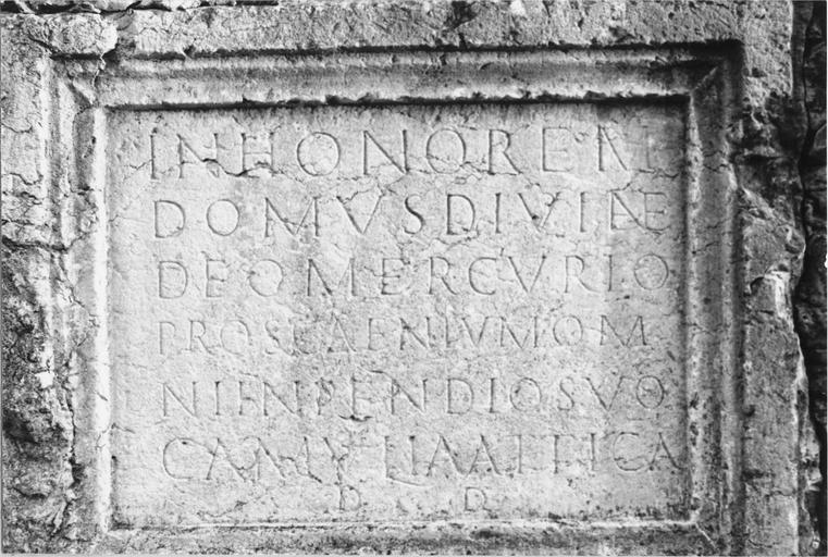 plaque commémorative, inscription relatant la construction du Proscenium d'un théâtre gallo-romain, Hameau de Versieu ou Vérizieu - © Ministère de la Culture (France), Médiathèque du patrimoine et de la photographie (objets mobiliers), tous droits réservés
