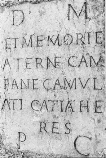 plaque funéraire, inscription sur pierre gallo-romaine, Moulin des bonnes - © Ministère de la Culture (France), Médiathèque du patrimoine et de la photographie (objets mobiliers), tous droits réservés
