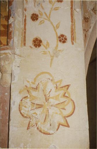 peinture murale de l'abside, 15e siècle, détail d'un motif floral avec une croix