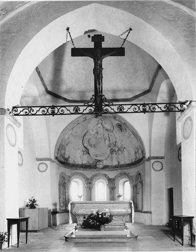 peinture murale, vue générale de l'abside avec crucifix devant