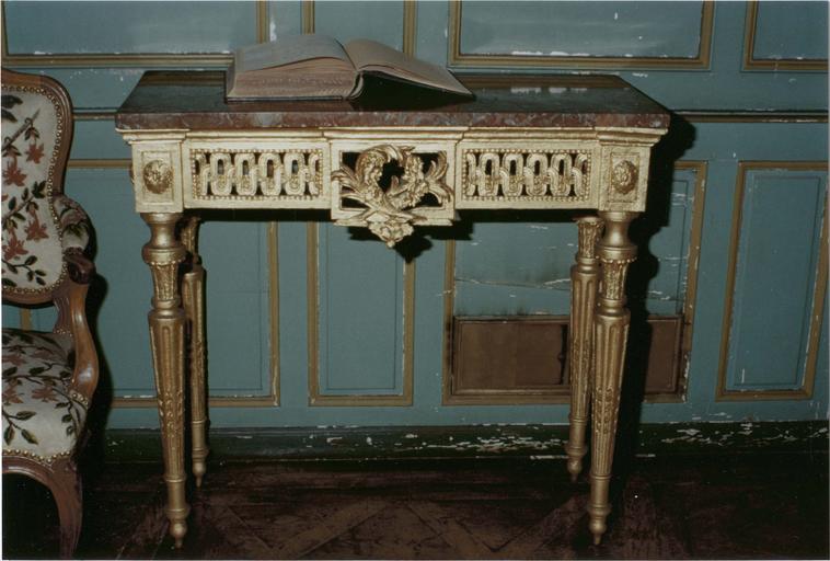 console style Louis XVI, bois doré et marbre rouge vue frontale