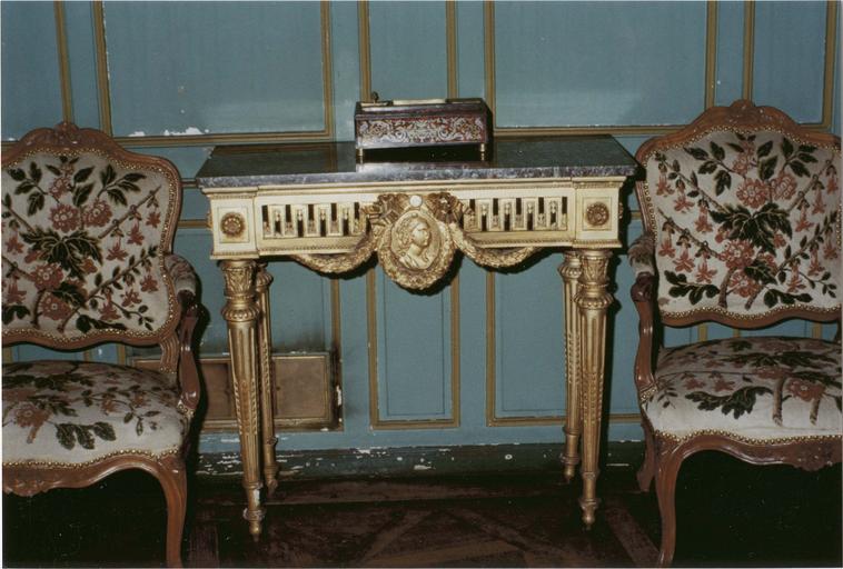 console style Louis XVI, bois doré et marbre gris, vue frontale