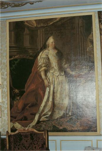 tableau : portrait de Marie-Thérèse d'Autriche, avec la dédicace ' peint à Dinant par Pierre Lion peintre de sa Majesté L'Impératrice Reine de J.R.A. donné à M.de Voltaire, le 15.7.1770', et encadrement