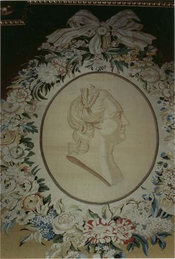 pièce de tissu : profil de la grande Catherine, détail du médaillon central,portrait tissé sur soie, 1770, signé philippe de la Salle