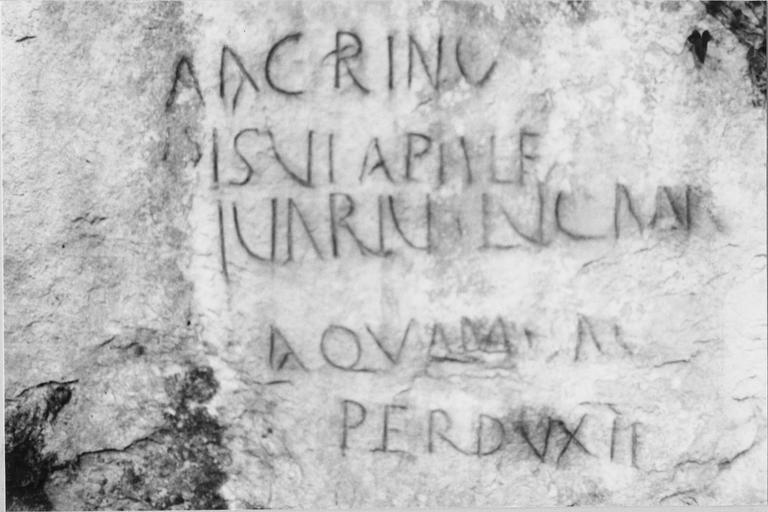 plaque commémorative, au lieu-dit Vareppe-Pont-Bancet, inscription relatant le percement d'un aqueduc souterrain, époque gallo-romaine