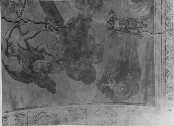peinture monumentale de la voûte de l'entrée sur la cour d'honneur : Le char d'Apollon, détail du dieu et de putti, avant restauration de 1979 - © Ministère de la Culture (France), Médiathèque du patrimoine et de la photographie (objets mobiliers), tous droits réservés