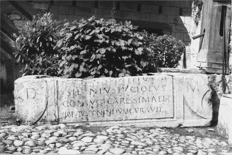 sarcophage gallo-romain, pierre, vue frontale - © Ministère de la Culture (France), Médiathèque du patrimoine et de la photographie (objets mobiliers), tous droits réservés