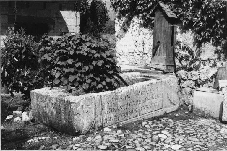 sarcophage gallo-romain, pierre vu par la gauche - © Ministère de la Culture (France), Médiathèque du patrimoine et de la photographie (objets mobiliers), tous droits réservés