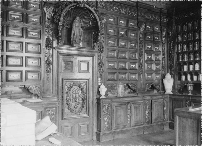 boiseries de la salle de la pharmacie, vue d'ensemble