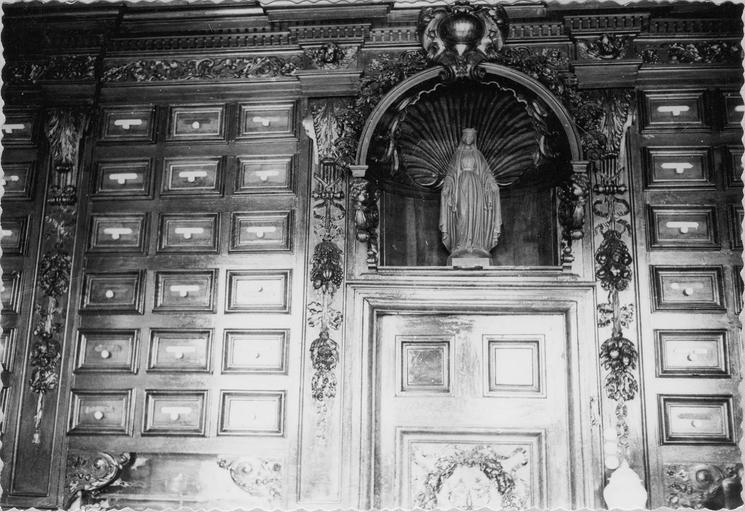 boiseries de la salle de la pharmacie, détail de la sculpture de la Vierge dans sa niche - © Ministère de la Culture (France), Médiathèque du patrimoine et de la photographie (objets mobiliers), tous droits réservés