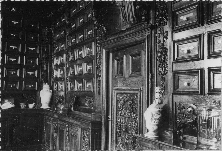 boiseries de la salle de la pharmacie, détail de la porte - © Ministère de la Culture (France), Médiathèque du patrimoine et de la photographie (objets mobiliers), tous droits réservés