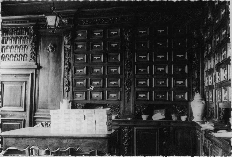 boiseries de la salle de la pharmacie, détail du mur latéral - © Ministère de la Culture (France), Médiathèque du patrimoine et de la photographie (objets mobiliers), tous droits réservés