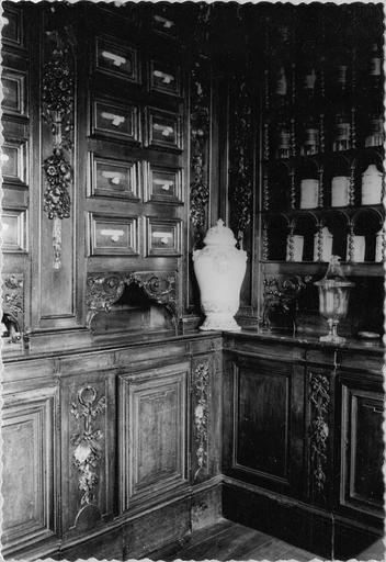 boiseries de la salle de la pharmacie, détail d'un angle avec un pot à pharmacie - © Ministère de la Culture (France), Médiathèque du patrimoine et de la photographie (objets mobiliers), tous droits réservés