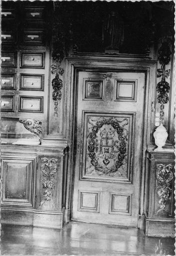 boiseries de la salle de la pharmacie, détail de la porte - © Ministère de la Culture (France), Médiathèque du patrimoine et de la photographie (objets mobiliers), tous droits réservés