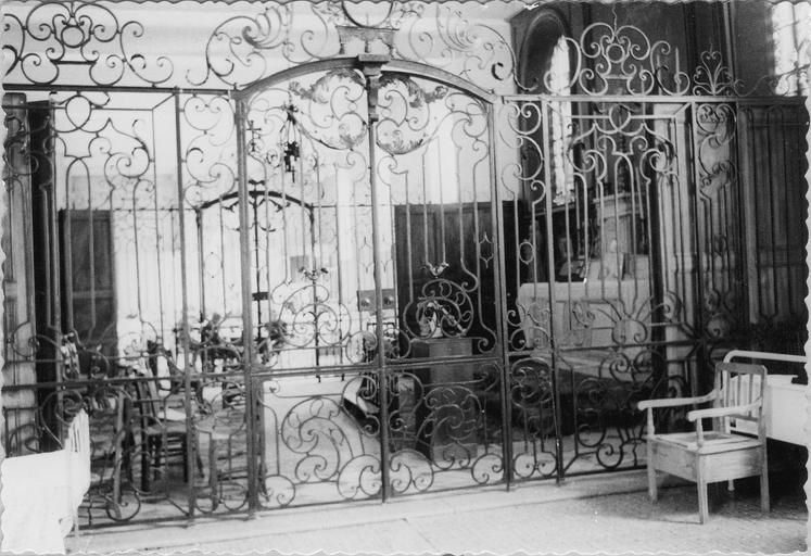 grilles en fer forgé séparant la chapelle des salles des vieillards, 18es, vue d'ensemble - © Ministère de la Culture (France), Médiathèque du patrimoine et de la photographie (objets mobiliers), tous droits réservés