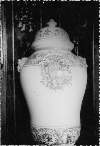pot à pharmacie, détail de l'écusson central aux armes des Fenouillet, faïence, 1776 - © Ministère de la Culture (France), Médiathèque du patrimoine et de la photographie (objets mobiliers), tous droits réservés