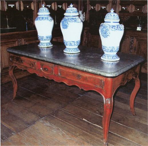 table dite 'table à gibier' en bois et pierre, par François Page, 18e siècle et trois pot à pharmacie en faënce bleue et blanche - © Ministère de la Culture (France), Médiathèque du patrimoine et de la photographie (objets mobiliers), tous droits réservés