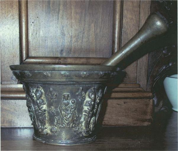 mortieret son pilon avec décor de Vierge à L'Enfant, bronze, 19e siècle - © Ministère de la Culture (France), Médiathèque du patrimoine et de la photographie (objets mobiliers), tous droits réservés