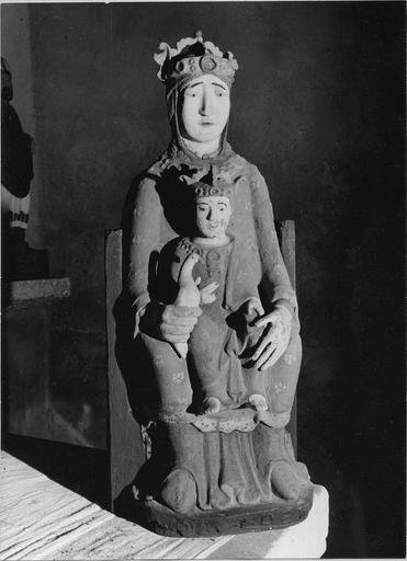 statue : Vierge à l'Enfant, bois recouvert de métal, 13e siecle (?), vue frontale - © Ministère de la Culture (France), Médiathèque du patrimoine et de la photographie (objets mobiliers), tous droits réservés