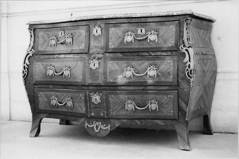 commode à six tiroirs, bois marqueté et bronzes dorés, 18e siècle - © Ministère de la Culture (France), Médiathèque du patrimoine et de la photographie (objets mobiliers), tous droits réservés
