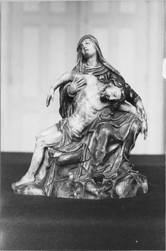 groupe sculpté : Vierge de Pitié, bois polychrome, 16e siècle, vue frontale - © Ministère de la Culture (France), Médiathèque du patrimoine et de la photographie (objets mobiliers), tous droits réservés
