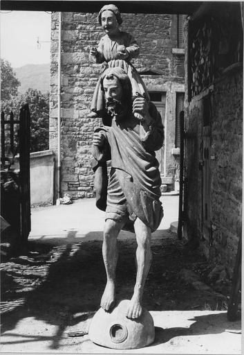 groupe sculpté : saint Christophe portant le Christ, bois polychrome, 16e siècle, vue frontale - © Ministère de la Culture (France), Médiathèque du patrimoine et de la photographie (objets mobiliers), tous droits réservés