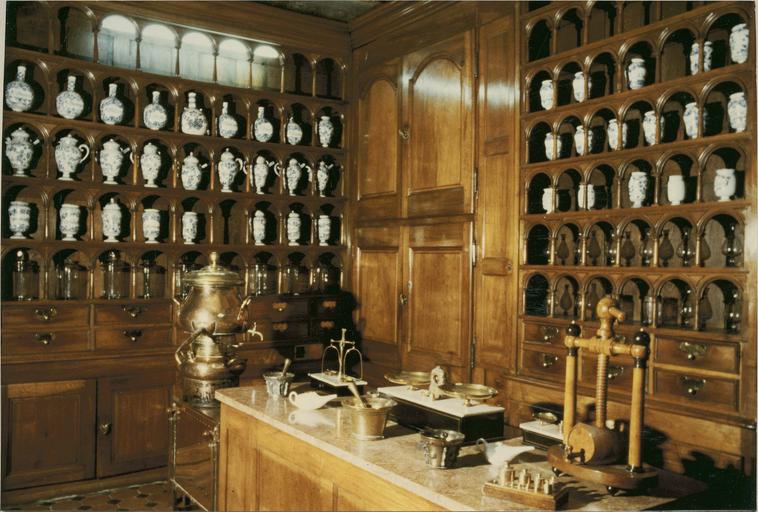 boiserie et décors de la pharmacie, début 18e siècle, angle gauche de la salle