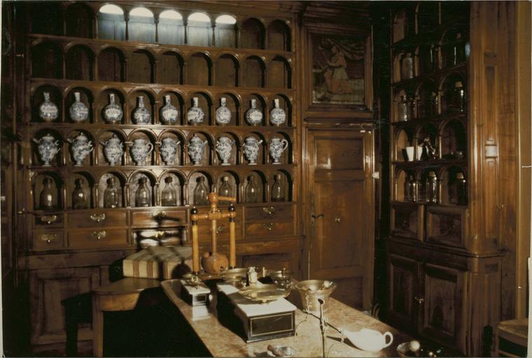 boiserie et décors de la pharmacie, début 18e siècle, angle droit de la salle