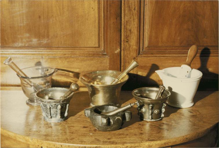 Six mortiers à pharmacie avec leurs pilons, bronze, verre, faience, 18e siècle - © Ministère de la Culture (France), Médiathèque du patrimoine et de la photographie (objets mobiliers), tous droits réservés