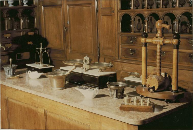 ensemble d'instruments de pharmacie dont trois balances et un pressoir à fruits, XIXe siècle - © Ministère de la Culture (France), Médiathèque du patrimoine et de la photographie (objets mobiliers), tous droits réservés