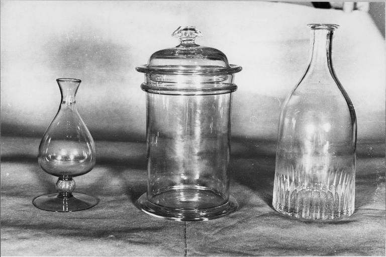 ensemble d'un flacon d'une bouteille et d'un bocal à pharmacie en verre, XVIIIe siècle - © Ministère de la Culture (France), Médiathèque du patrimoine et de la photographie (objets mobiliers), tous droits réservés
