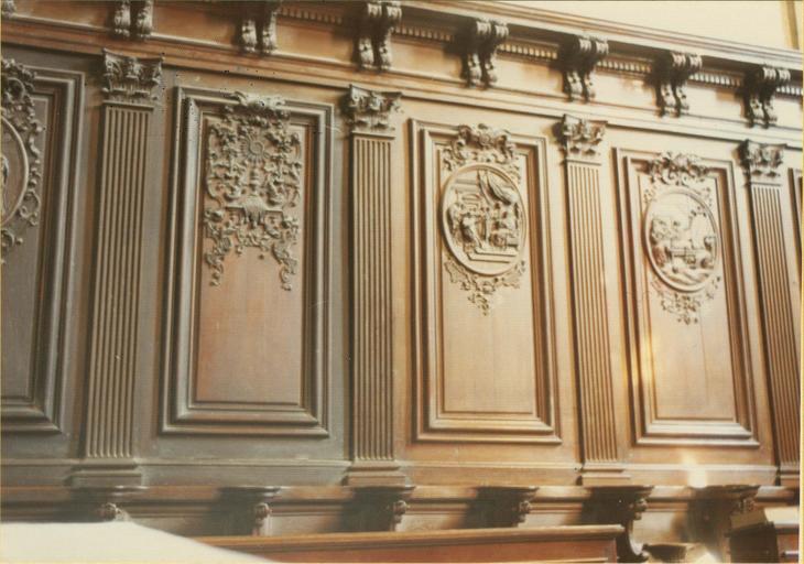 stalles, bois sculpté, vue de trois panneaux avec décor de médaillon illustré