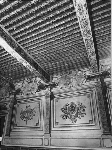 détail de la salle d'audience, deux panneaux avec armoiries et plafond peint, 17e siècle - © Ministère de la Culture (France), Médiathèque du patrimoine et de la photographie (objets mobiliers), tous droits réservés