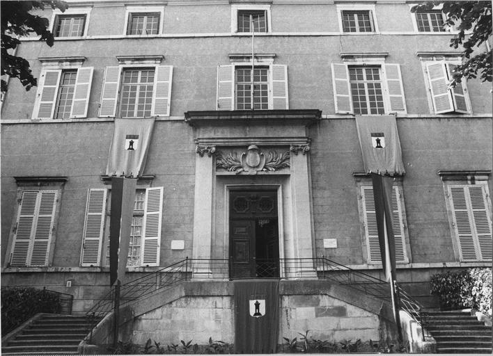 Ancien parlement de la Dombes dit également tribunal d'instance ou palais de justice