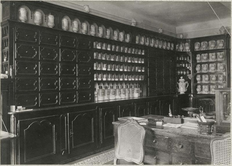 pots à pharmacie, vue générale - © Ministère de la Culture (France), Médiathèque du patrimoine et de la photographie (objets mobiliers), tous droits réservés