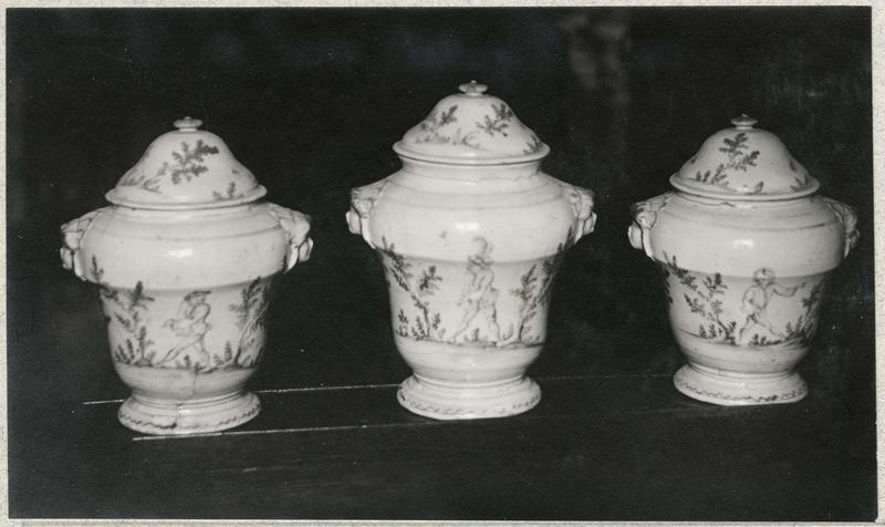 pots à pharmacie, vue générale - © Ministère de la Culture (France), Médiathèque du patrimoine et de la photographie (objets mobiliers), tous droits réservés