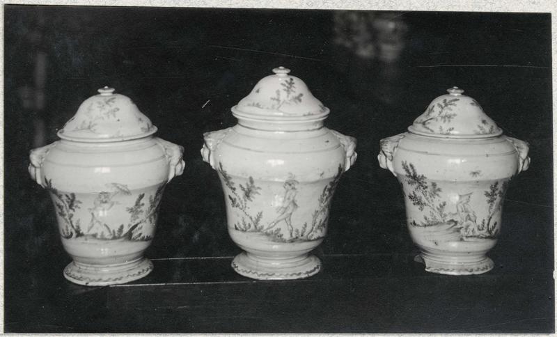 pots à pharmacie, vue générale - © Ministère de la Culture (France), Médiathèque du patrimoine et de la photographie (objets mobiliers), tous droits réservés