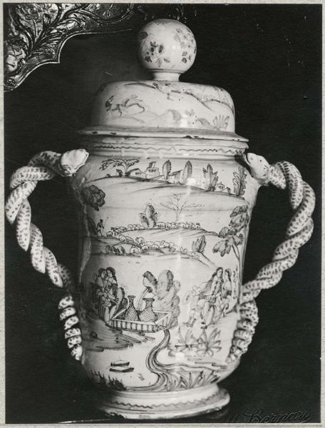 pot à pharmacie, vue générale - © Ministère de la Culture (France), Médiathèque du patrimoine et de la photographie (objets mobiliers), tous droits réservés