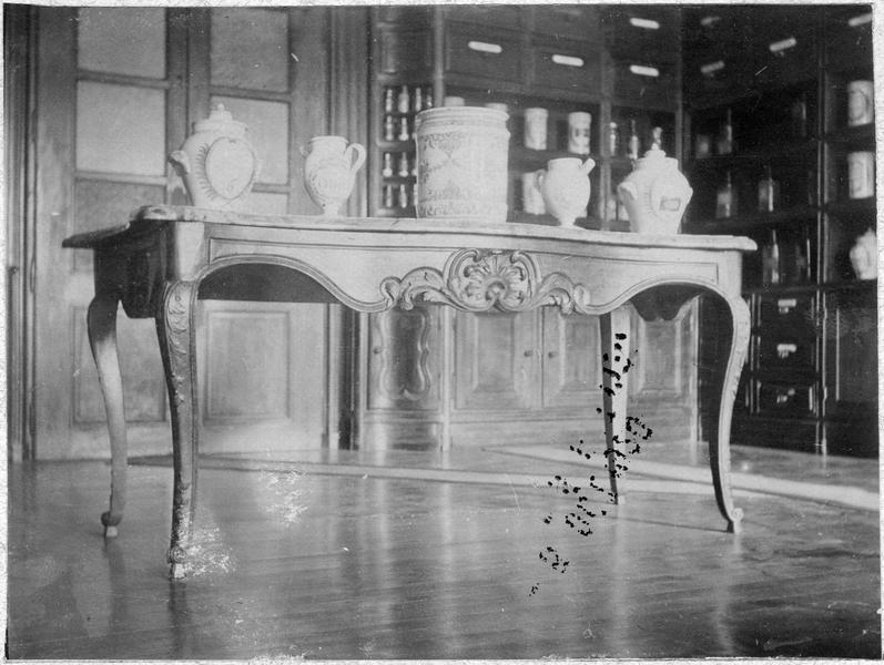 table, vue générale - © Ministère de la Culture (France), Médiathèque du patrimoine et de la photographie (objets mobiliers), tous droits réservés